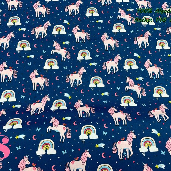 2-telas-de-algodón-por-metros,telas-infantiles-por-metros,algodón-estampado-por-metros,telas-frikis,Popelín Estampado Unicornio Arcoíris fondo Azul